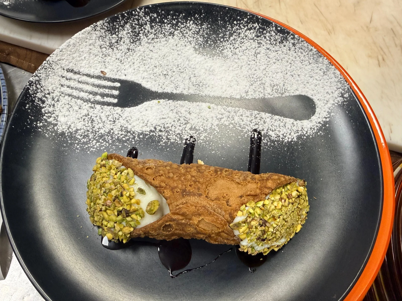 Cannolo con granella di pistacchio